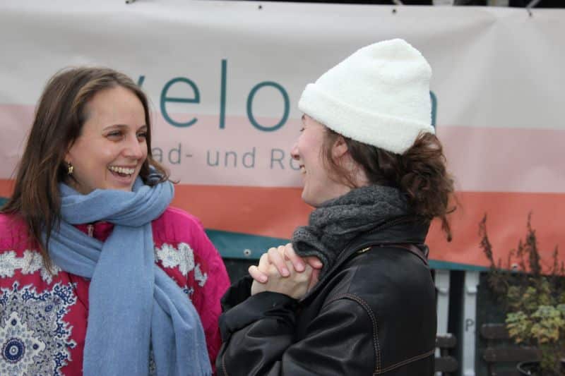 Menschen Freunde lachen Velonia Winterfest Brückengrün Kollektiv Wintermarkt