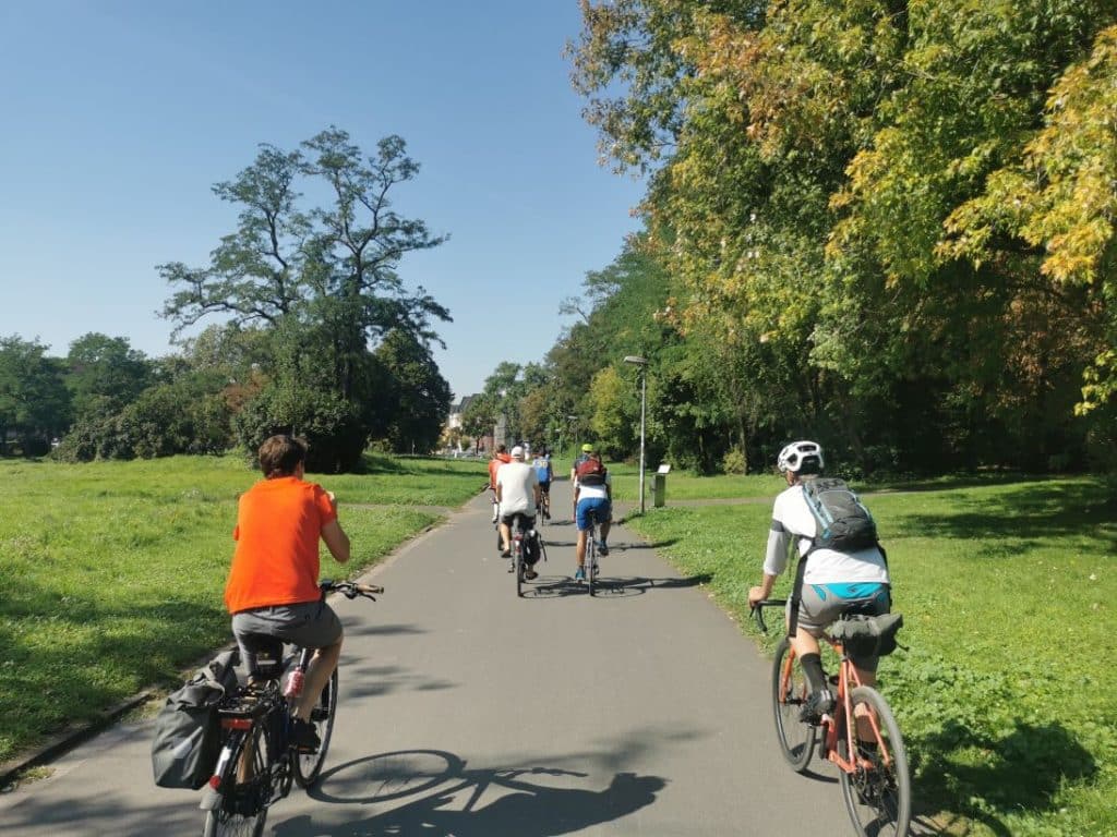 Fahrradfahren Fahrradtour Heiderbergsee Menschen Freunde grün Wiese Fahrradweg Ausflug
